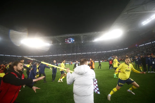 Michy Batshuayi attempted a “spinning high kick” on a fan after hundreds invaded the pitch - Bóng Đá