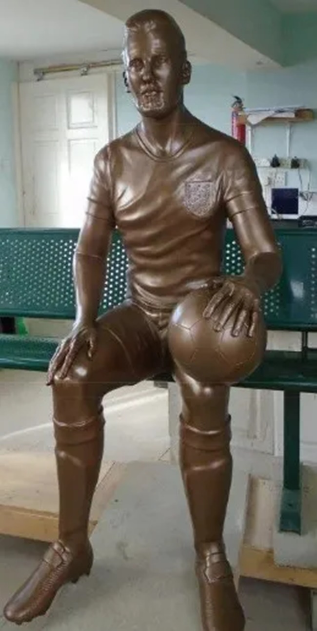 Harry Kane’s mystery statue finally unveiled after being hidden for years - Bóng Đá