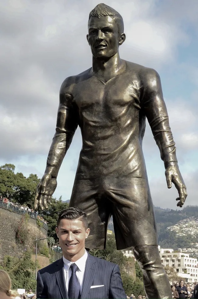 Harry Kane’s mystery statue finally unveiled after being hidden for years - Bóng Đá