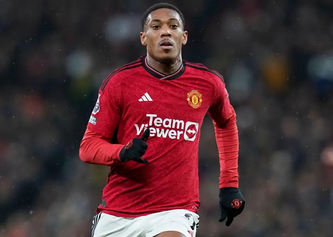 Anthony Martial takes a stroll with glamorous mystery woman - Bóng Đá