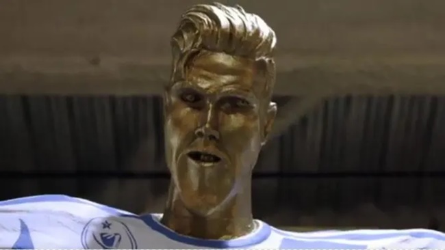 Harry Kane’s mystery statue finally unveiled after being hidden for years - Bóng Đá