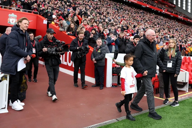 Sven Goran-Eriksson returns to management at Anfield as ex-England boss fulfils lifelong dream in Liverpool legends game - Bóng Đá