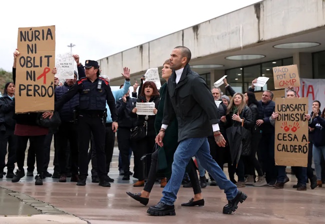 Moment rapist Dani Alves walks FREE from prison just weeks - Bóng Đá