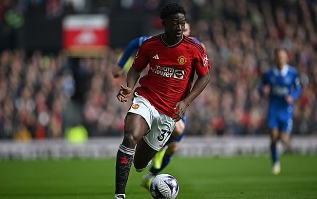 Erik ten Hag promises to keep Kobbie Mainoo in line after his England exploits - Bóng Đá