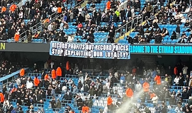 Man City fans unveil banner blasting the club for 'exploiting our loyalty' - Bóng Đá