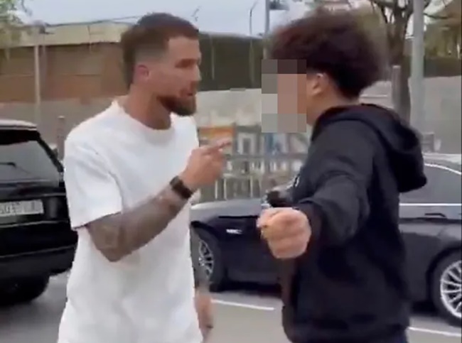 Dramatic moment fuming Barcelona star gets out of car and confronts young fan in middle of road - Bóng Đá