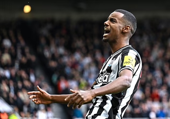 Newcastle are reportedly bracing themselves for Arsenal and Tottenham to make £100million offers for Alexander Isak - Bóng Đá
