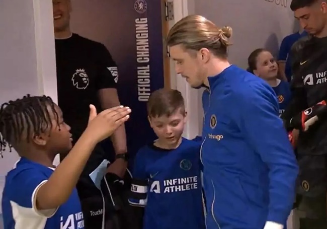 Chelsea issue Conor Gallagher statement after star abused over mascot 'snub' - Bóng Đá