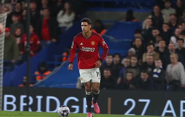 Raphael Varane and Jonny Evans were both taken off against Chelsea  - Bóng Đá