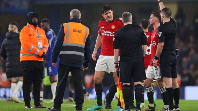 Furious Harry Maguire booked after full-time in Man Utd's record-breaking loss at Chelsea - Bóng Đá