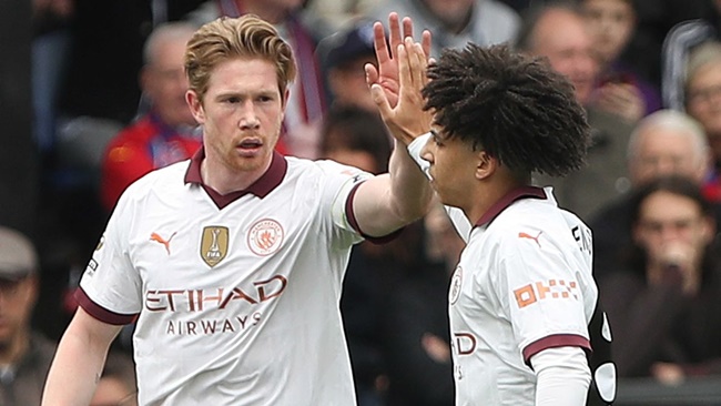 Rico Lewis fires Kevin De Bruyne warning to Liverpool and Arsenal in title run-in - Bóng Đá
