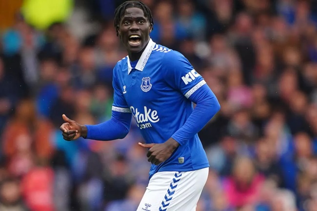 Everton set renewed transfer price for Onana - Bóng Đá