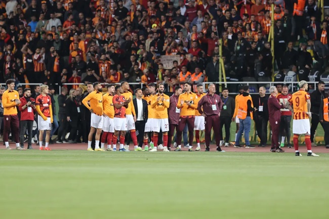 Fenerbahce field U19s then WALK OFF pitch after two minutes - Bóng Đá