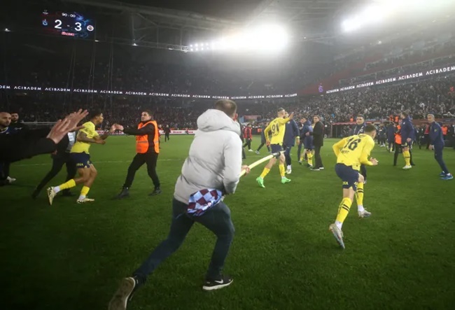 Fenerbahce field U19s then WALK OFF pitch after two minutes - Bóng Đá