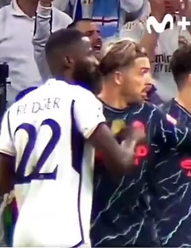 Antonio Rudiger appearing to PINCH Jack Grealish during Man City thriller - Bóng Đá