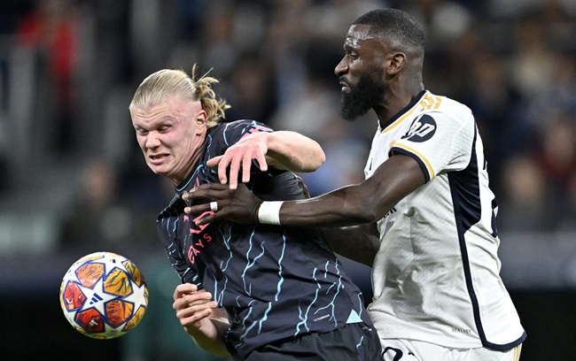 Antonio Rudiger appearing to PINCH Jack Grealish during Man City thriller - Bóng Đá