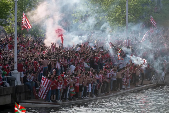 ONE MILLION Athletic fans flood Bilbao for trophy parade on river - Bóng Đá