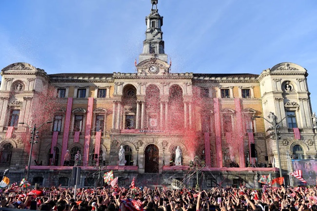 ONE MILLION Athletic fans flood Bilbao for trophy parade on river - Bóng Đá