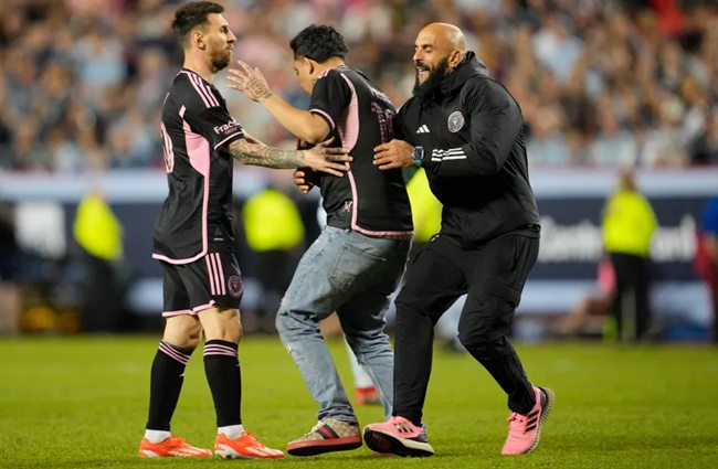 Shock moment Lionel Messi’s bodyguard charges ‘faster than Mbappe’ - Bóng Đá