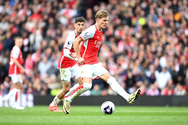 What Martin Odegaard did to the Emirates crowd in 25th minute of Arsenal v Aston Villa - Bóng Đá