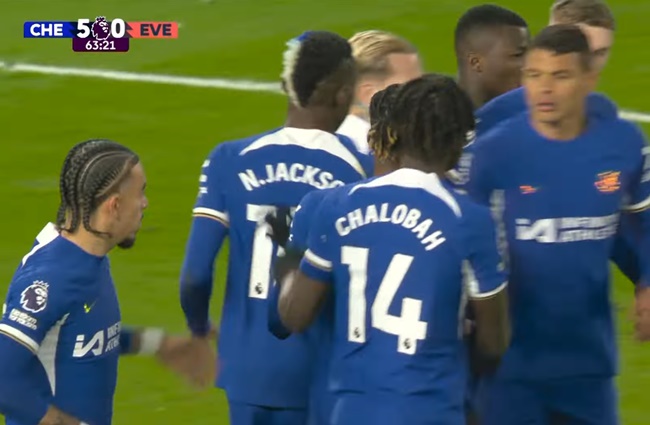 Chelsea giành penalty - Bóng Đá