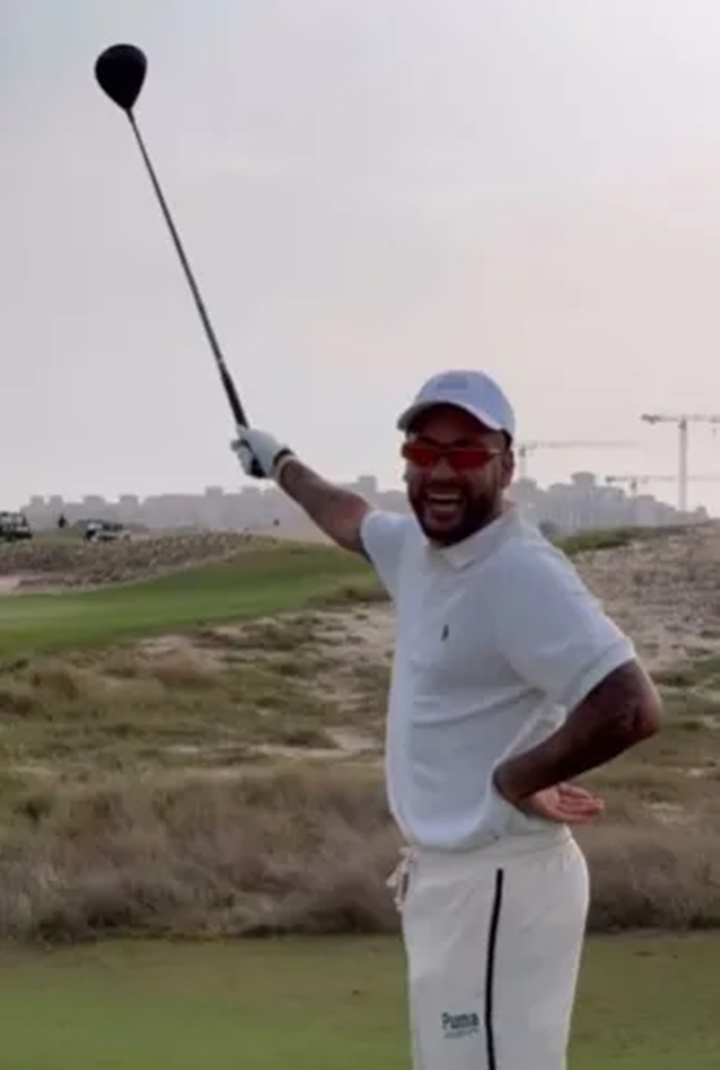 Neymar đánh golf - Bóng Đá