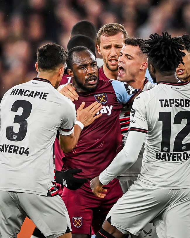 West Ham vs Bayer Leverkusen descends into chaos with huge brawls on pitch and touchline with COACH sent off - Bóng Đá