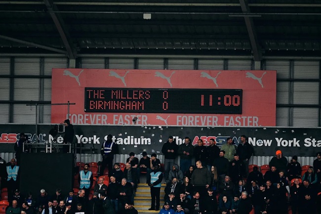 Trận tranh chức vô địch giữa Rotherham và Birmingham bị tạm dừng trong 35 phút - Bóng Đá