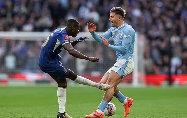Jack Grealish fumes at match officials as Moises Caicedo goes unpunished for nasty challenge - Bóng Đá