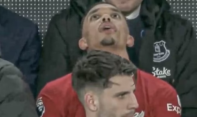 Alexander-Arnold hides on the Reds bench and stops watching against Everton  - Bóng Đá