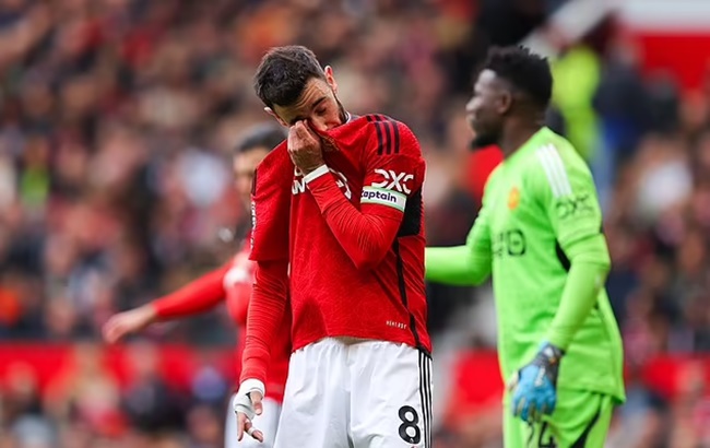 Man United fans fume on social media as they insist their side were 'ROBBED' of four potential penalties - Bóng Đá