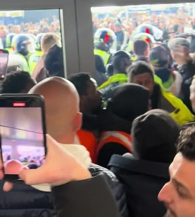 Cảnh sát trận Spurs - Arsenal - Bóng Đá