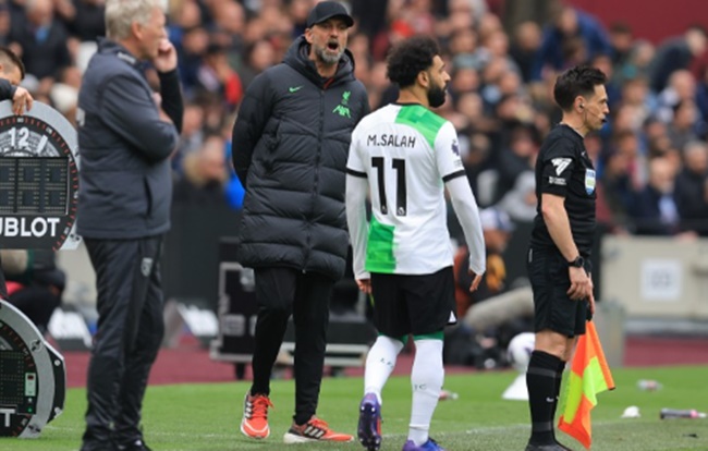 Salah bất ngờ trở thành vấn đề tại Liverpool.