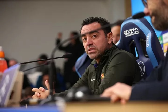 Xavi nói về việc ở lại Barcelona - Bóng Đá