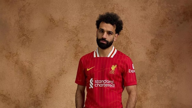 Salah  nổi bật trong buổi ra mắt áo đấu của Liverpool.