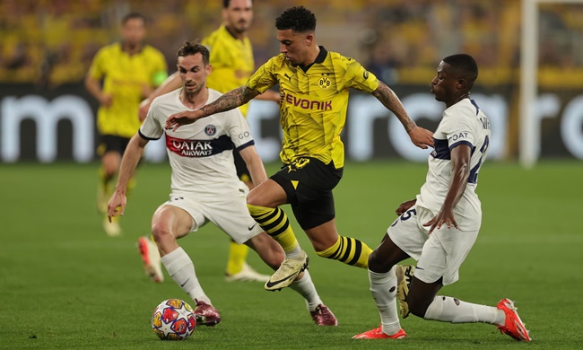 Sancho "nhảy múa" trước vòng vây các cầu thủ PSG.