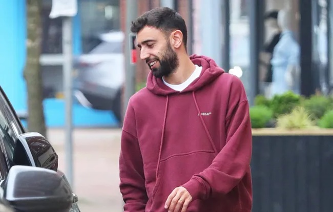 Manchester United injury doubt as Bruno Fernandes pictured wearing a protective cast - Bóng Đá
