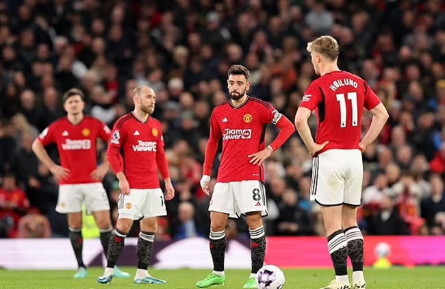 Gary Neville claims there is 'no way' Man United will sell all their players - Bóng Đá