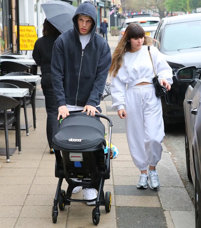 Alejandro Garnacho heads for lunch with girlfriend after reuniting - Bóng Đá