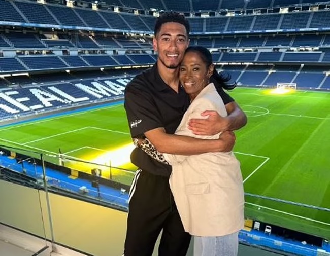 Jude Bellingham celebrates with his supportive mum Denise after winning his first title - Bóng Đá