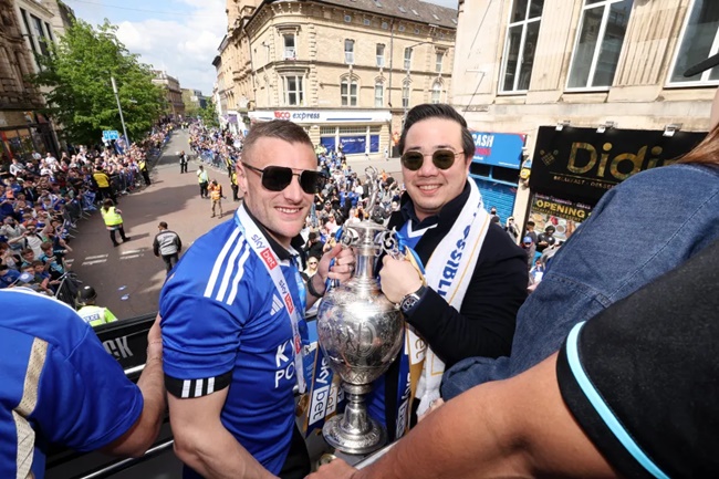 Jamie and Rebekah Vardy lead Leicester celebrations - Bóng Đá