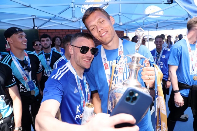 Jamie and Rebekah Vardy lead Leicester celebrations - Bóng Đá