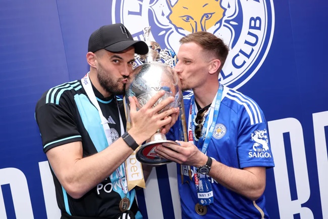 Jamie and Rebekah Vardy lead Leicester celebrations - Bóng Đá