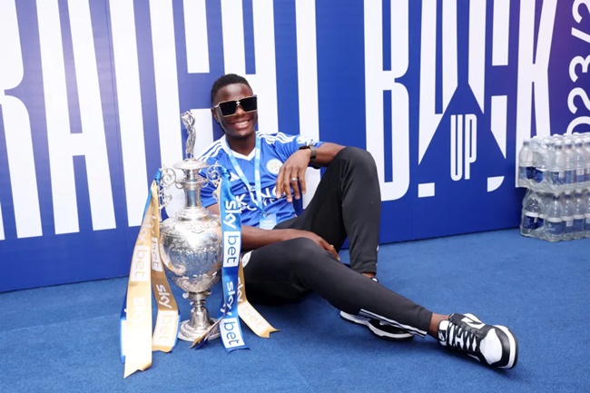 Jamie and Rebekah Vardy lead Leicester celebrations - Bóng Đá