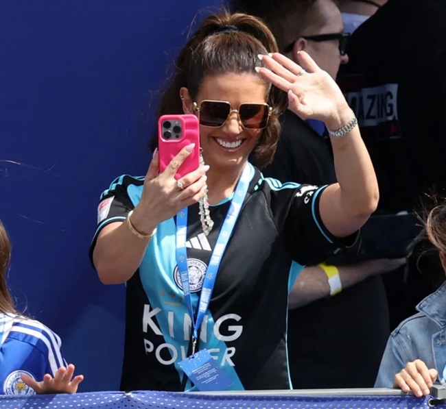 Jamie and Rebekah Vardy lead Leicester celebrations - Bóng Đá