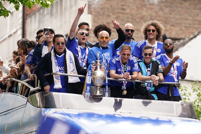 Jamie and Rebekah Vardy lead Leicester celebrations - Bóng Đá