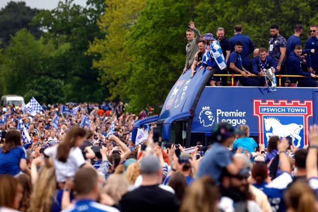 Diễu hành thăng hạng Premier League của Ipswich Town - Bóng Đá