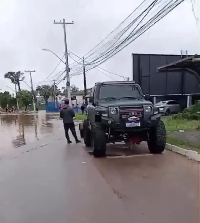 Diego Costa rescues 100 stricken residents from devastating Brazil floods with jetski and Jeep - Bóng Đá