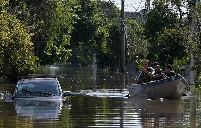 Diego Costa rescues 100 stricken residents from devastating Brazil floods with jetski and Jeep - Bóng Đá