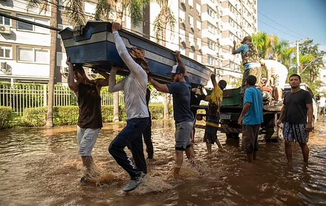 Diego Costa rescues 100 stricken residents from devastating Brazil floods with jetski and Jeep - Bóng Đá